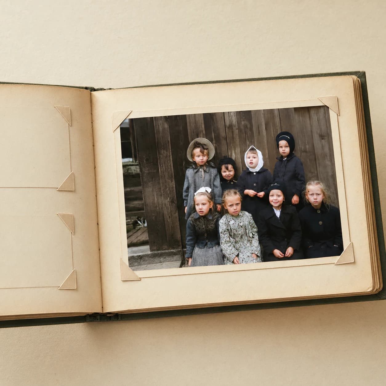 Восстановленная семейная фотография, сохранённая в альбоме